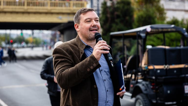 Huth Gergely szerint Orbán Balázs munkássága libsi pénzégetés, nyálas tobzódás és kínosan üres hablatyolás volt
