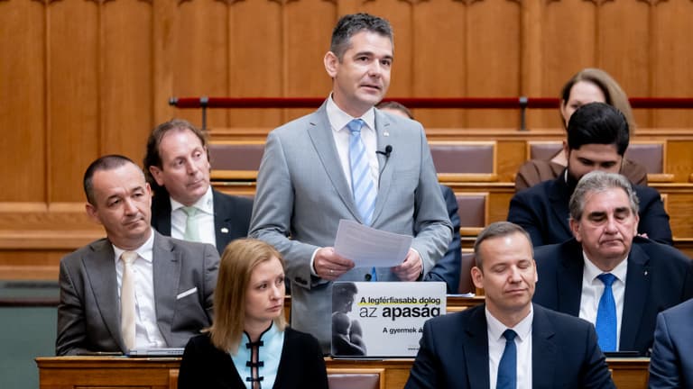 Novák Előd szerint kettős mércét alkalmaz a házelnök Toroczkai kitiltásával