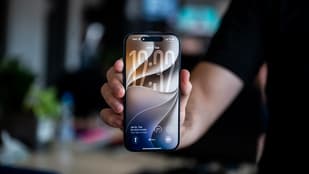 Ordít az új iOS-ről, hogy érkezik a hajtható iPhone
