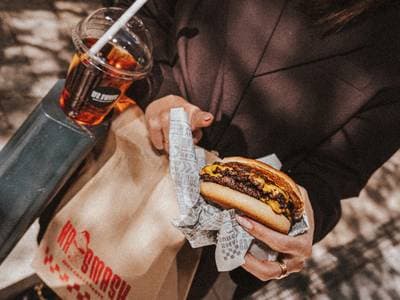 A klasszikus smash burgerre tesz fel mindent a belvárosi Mr. Smash