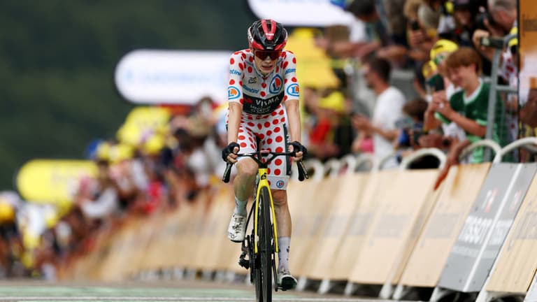 Óriásit bukott a kétszeres Tour de France-győztes, kulcscsonttörést szenvedett, és a mentő vitte el