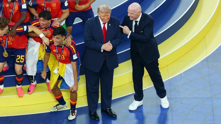 Donald Trumppal van tele a világsajtó, aki beállt ünnepelni a spanyolok közé, csak éppen ezt senki sem akarta
