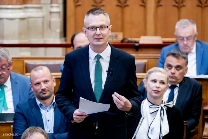 Rétvári Bence Magyar Péternek: Így magyarázkodni még nem hallottuk