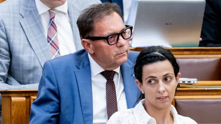 Magyar Péter: Pócs János félmilliós szemüvegben videózza a képviselőket
