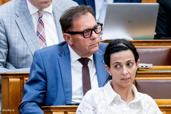 Pócs János videós szemüvegéről robbant ki vita