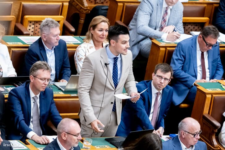 „Tudja, hogy mit mondott az ön kollégája az említett Karsai Dánielről?”