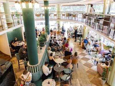 Új korszakot nyitott a legendás art deco találkozóhely – Ilyen lett a megújult Dunapark Kávéház