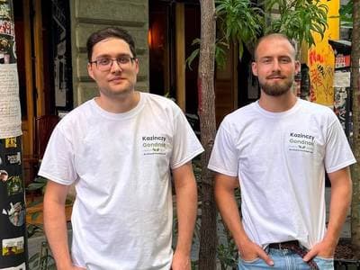 Két egyetemista gondoskodik a Kazinczy utcáról: utcagondnoki mintaprogram indult a bulinegyedben