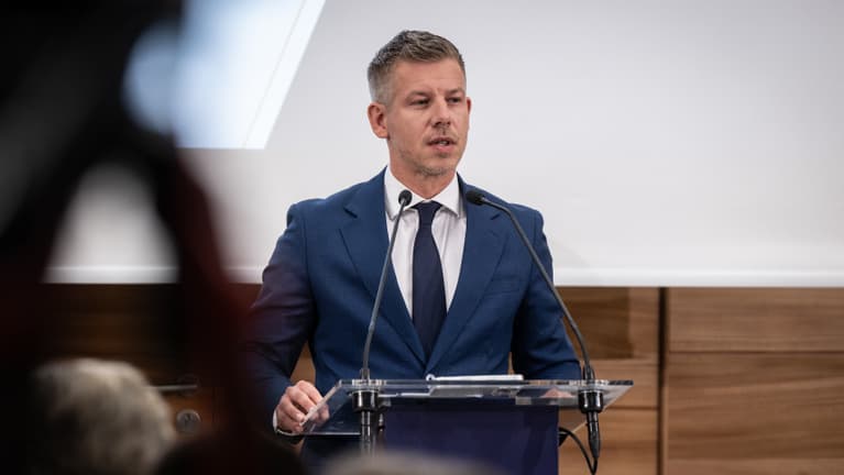 Magyar Péter rendkívüli sajtótájékoztatót tart Pakson