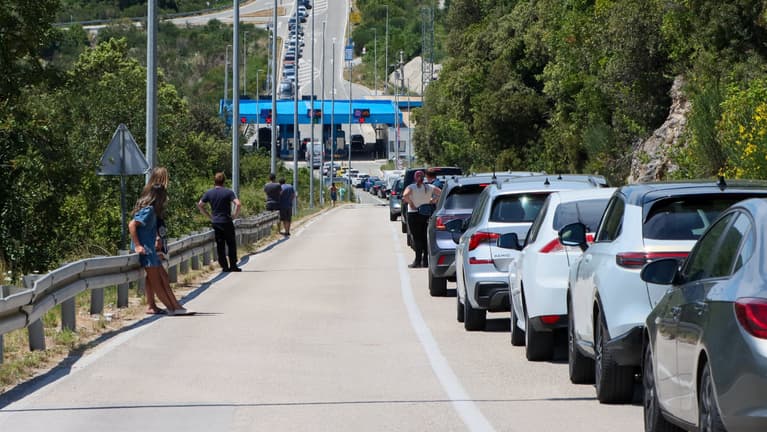 Hatalmas a torlódás a horvát-montenegrói határon, volt, akinek 28 órát kellett várakozni