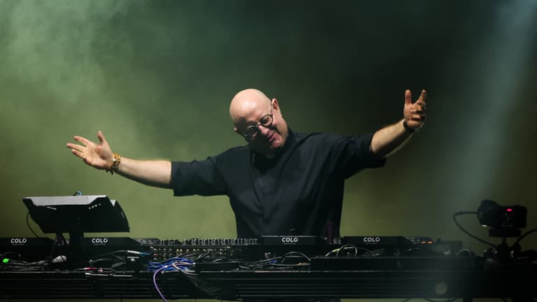 Mit keres egy katolikus pap-DJ a Budapest Park nagyszínpadán?