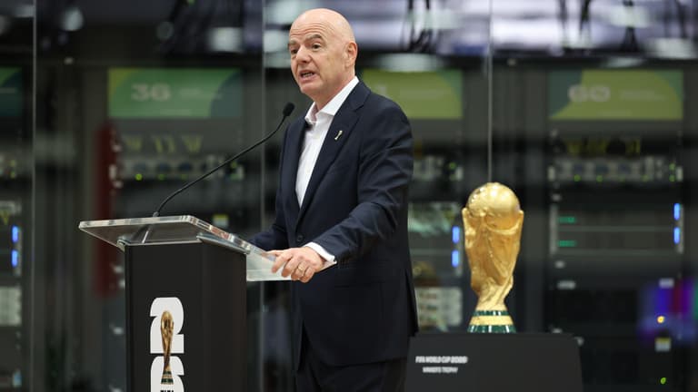 FIFA-botrány: bocsánatkérés után fenyegetni kezdett a szorult helyzetbe kerülő elnök