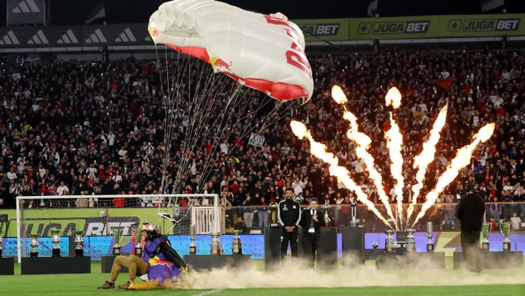 Így kell bemutatni az új igazolást: ejtőernyős hozta a stadionba a vb legjobb kapusának mezét