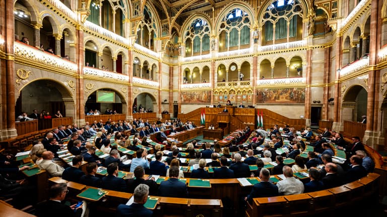 Egy hét szünet után rögtön Magyar Péter beszédével és a Fidesz két új képviselőjével tér vissza a parlament - Az Országgyűlés ülése
