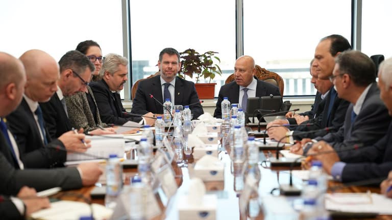 Magyar adófizetők pénze a tét: Kairóban tárgyal a miniszter az összeomlott üzletről