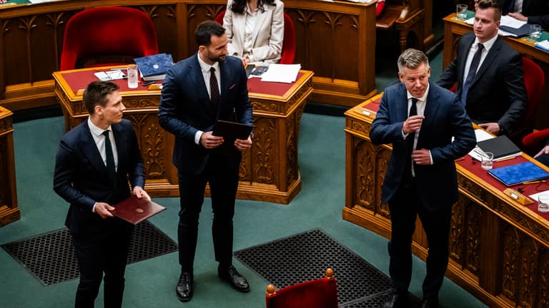 Kínos pillanatok a parlamentben: Magyar Péter az új fideszes képviselők eskütételén élcelődik