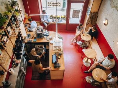 Galambos kirakat, natúr borok és végre egy hely, ahol a koffeinmentes kávé sem ciki