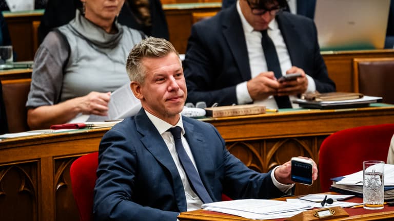 Magyar Péter ismét kiosztotta az ellenzéket – vízhiány, félelemkeltés és durva vita a Parlamentben