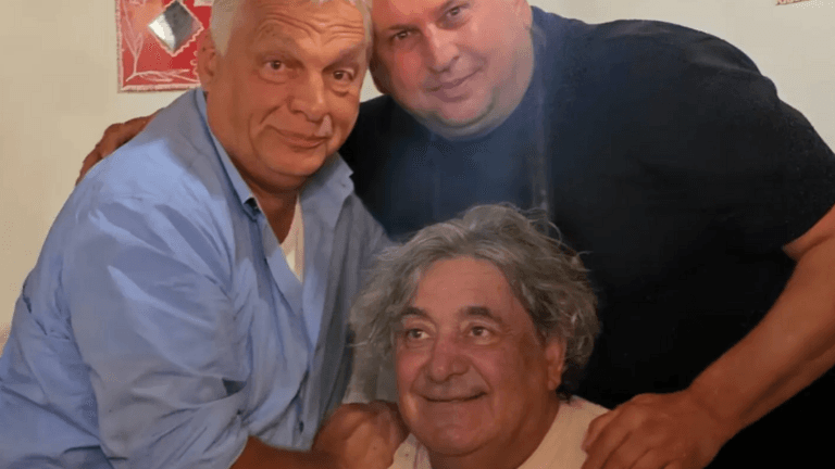 Orbán Viktor a szerb trombitafesztiváli pálinkázás után egy volt focistával fotózkodott