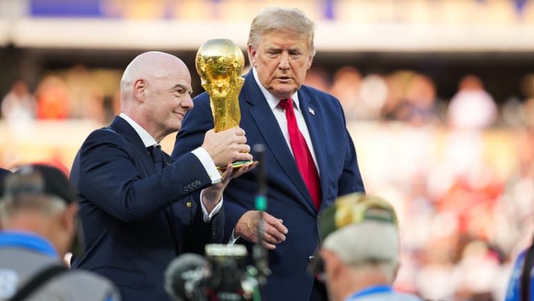 Donald Trump nyilvánosan védte meg az egyre nagyobb össztűz alá kerülő FIFA-elnököt