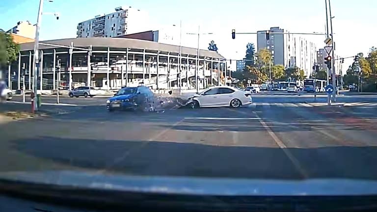 Azt hitték, átférnek még a piros lámpán, komoly csattanó lett a vége