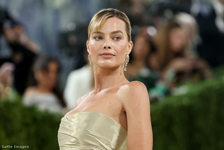 Margot Robbie ragyogott a zuhogó esőben is, Párizsban kapták lencsevégre