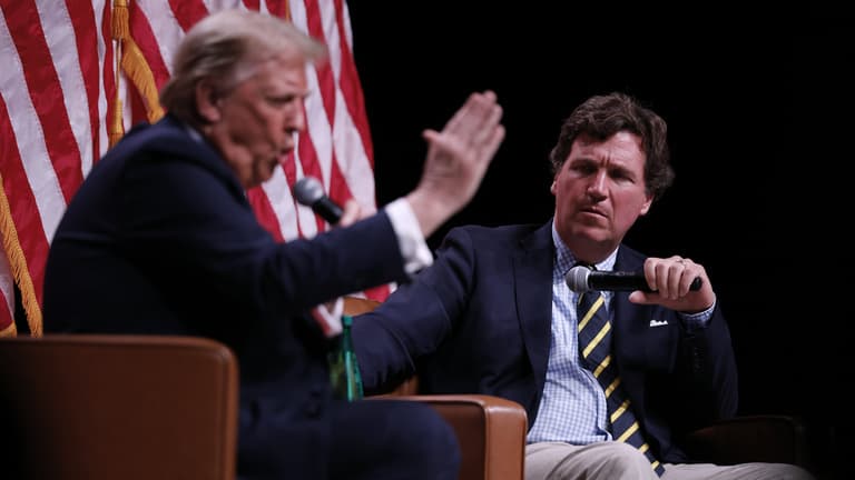 Ízekre szedte szövetségeseit Donald Trump, Tucker Carlsonba is páros lábbal szállt bele
