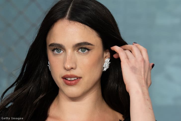 Margaret Qualley kiakasztotta az internetet szandáljával, ami csak nyomokban tartalmaz szandált