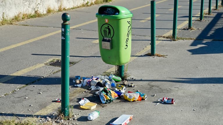 Megrongált kukák, bántalmazott boltosok és éjszakai járőrözés – a palackozás felfüggesztését kéri egy polgármester