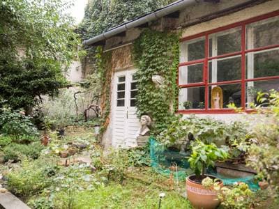 Bezár Budapest titkos kertje és műterme, ahol a falat Ferenczy Béni rajza díszíti