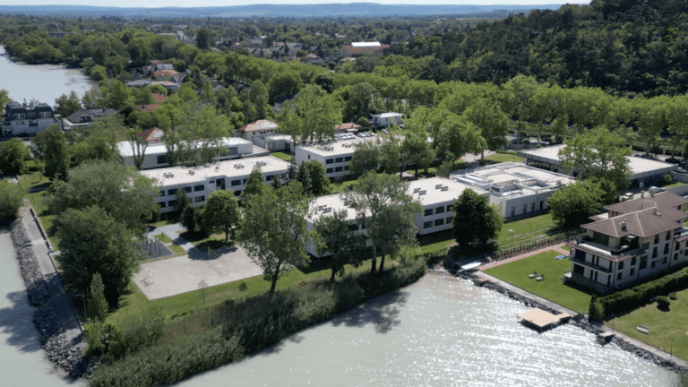 Ingyenes fesztivált rendeznek a Balatonnál, ahol az AI-tól az Exatlonig minden belefér