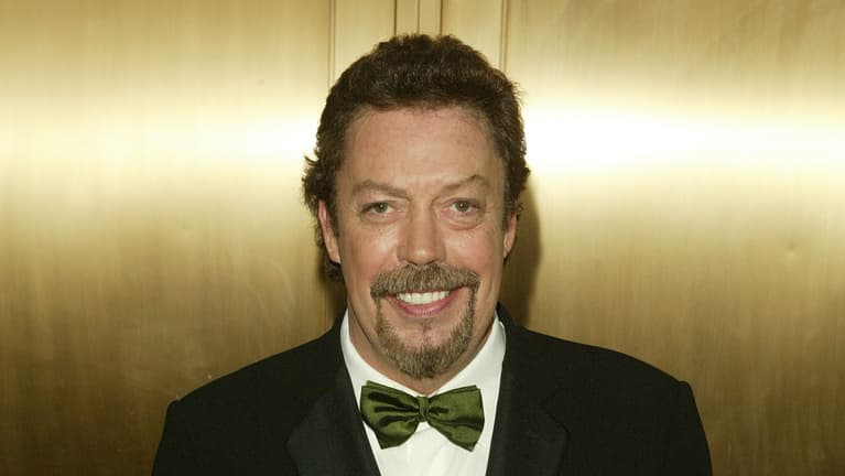 Meghalt Tim Curry
