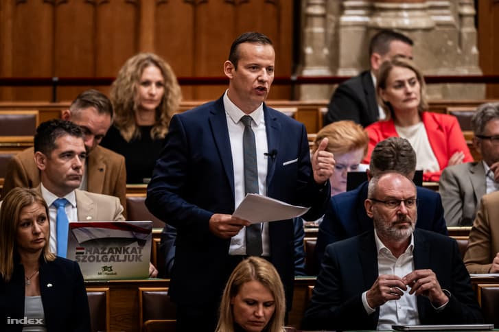 Toroczkai László visszalőtt, ez lehet az első nagy nyaralós vita a parlament történetében