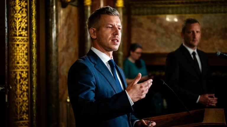 Az oligarchák helyett a sakk-klubot, a néptánccsoportot és a horgászegyletet számoltatja el a kormány