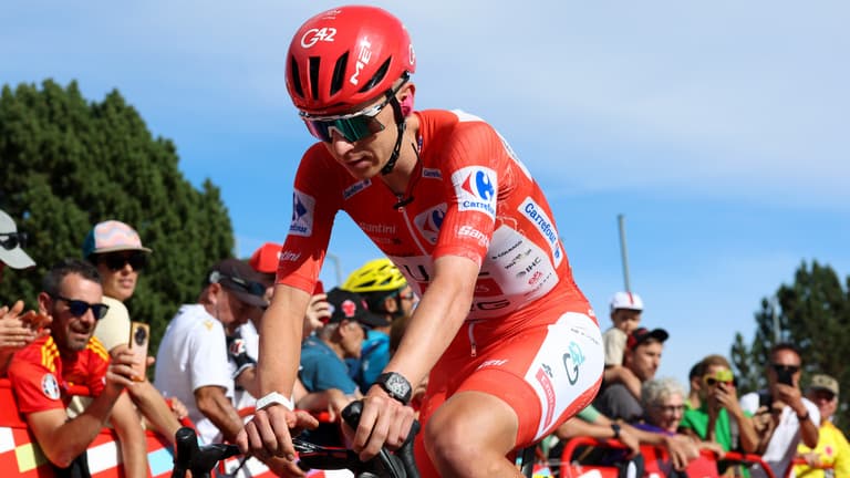 Feladta a Vuelta a Espana országúti kerékpáros körversenyt Tadej Pogacar