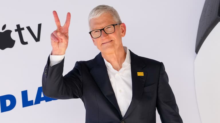 Tizenöt év után leköszön Tim Cook: John Ternus veszi át az Apple irányítását