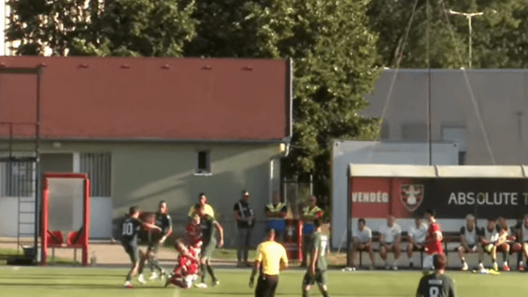 Meccs közben talpalták torkon a magyar futballistát, videón a durva jelenet