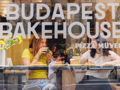 A szögletes pizzák után újabb formabontó finomságokkal jelentkezett a Pizza Művek