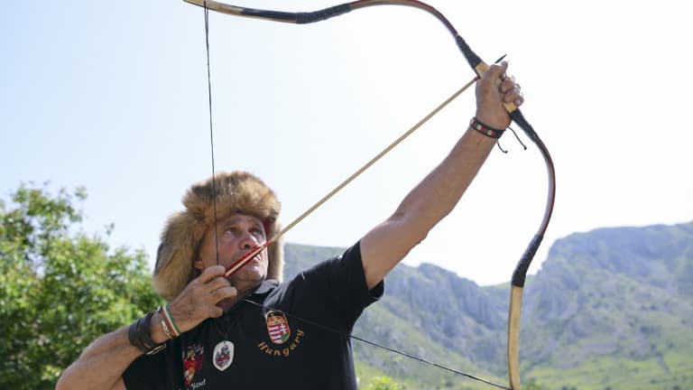 Mintegy 30 éves világrekordot döntött meg a magyar Robin Hood több mint egy kilométeres lövésével