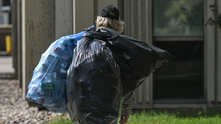 Életveszélyesen fenyegetik az embereket, társasházakba törnek be a gyűjtögetők – rászabadult Budapestre a flakonmaffia