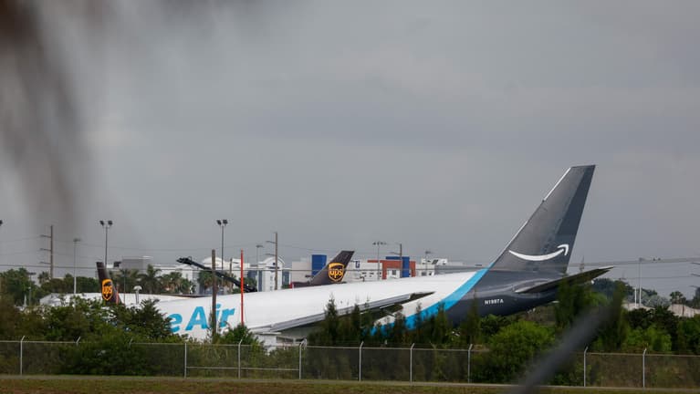 Drámai képsorok a miami repülőtérről, lesodródott a kifutóról és lángolva állt meg az úttesten egy gép