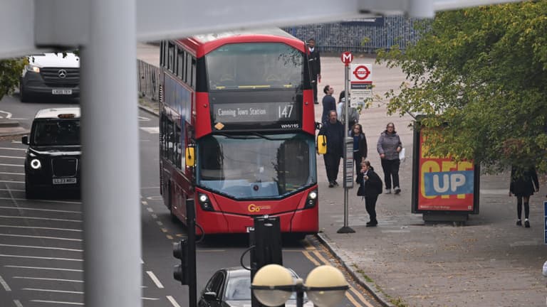 Súlyos bírságok jöhetnek, ha valaki hangosan hallgat zenét a buszon a briteknél