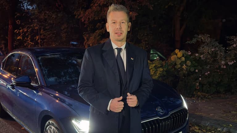 Elindult Prágába Magyar Péter, utazási eszközével odaszúrt az előző kormánynak