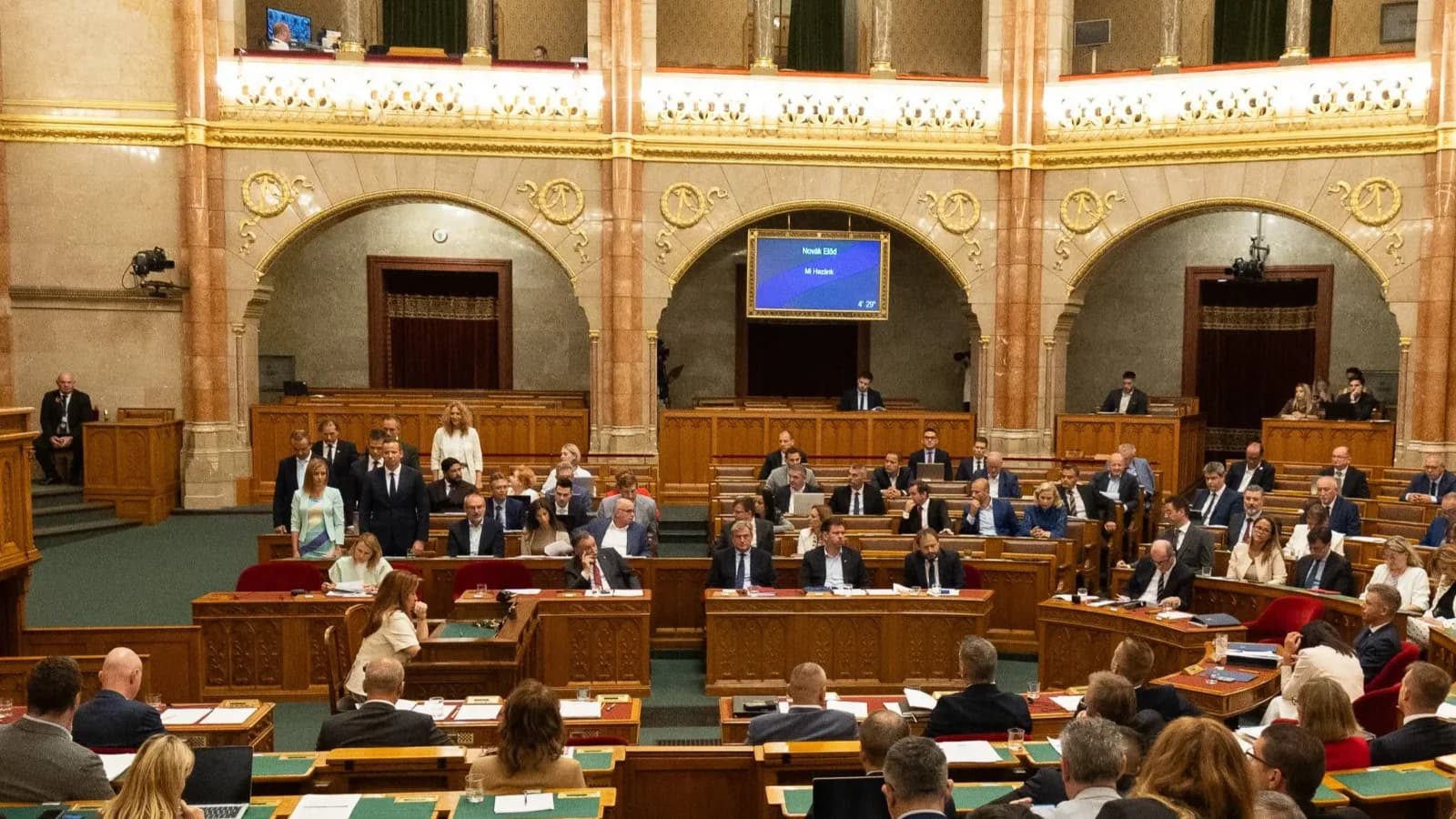 Botrány a parlamentben: csak hét képviselő állt fel a Rongyos Gárda hősi halottainak emlékére