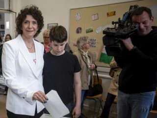 Dobrev Klára levédetné a hangját