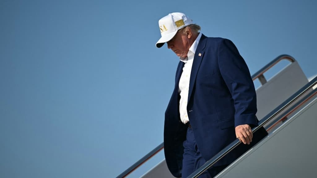 Izraeli hírszerzési információk miatt mentették ki Trumpot az Air Force One-ról