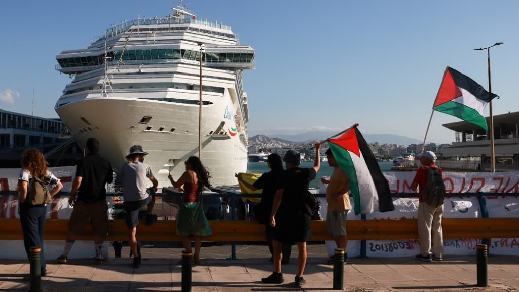 Izrael-ellenes hisztéria Görögországban: turistahajó kikötése ellen tüntettek