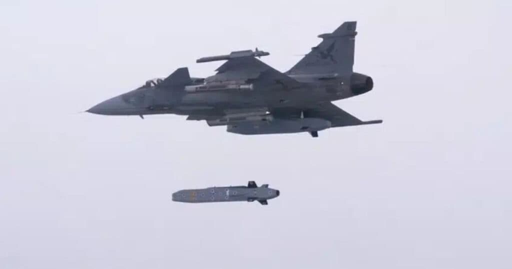 Kilőtték az első Taurust – új rakétával fegyverzik fel a Gripen vadászgépeket