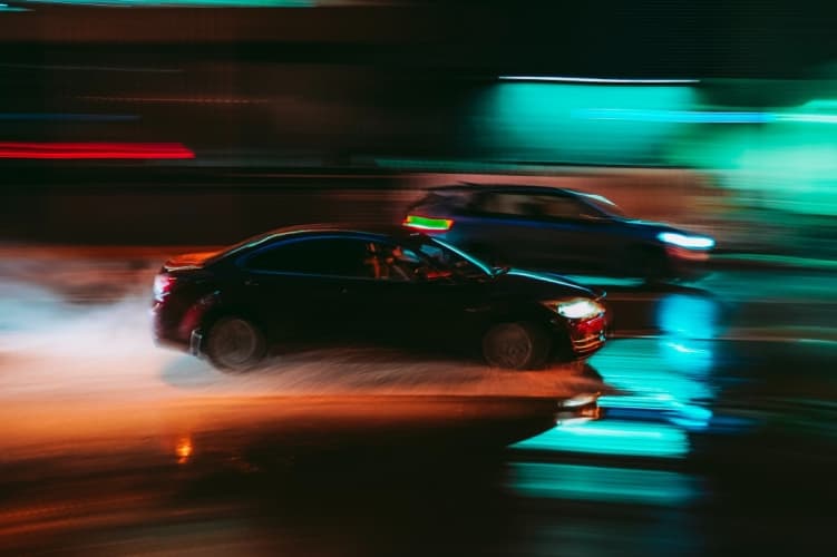 Vége a versenyzésnek, elvehetik a száguldozók autóját, börtön járhat az illegális gyorsulásért - és 16 év felett lehetne csak rollerezni