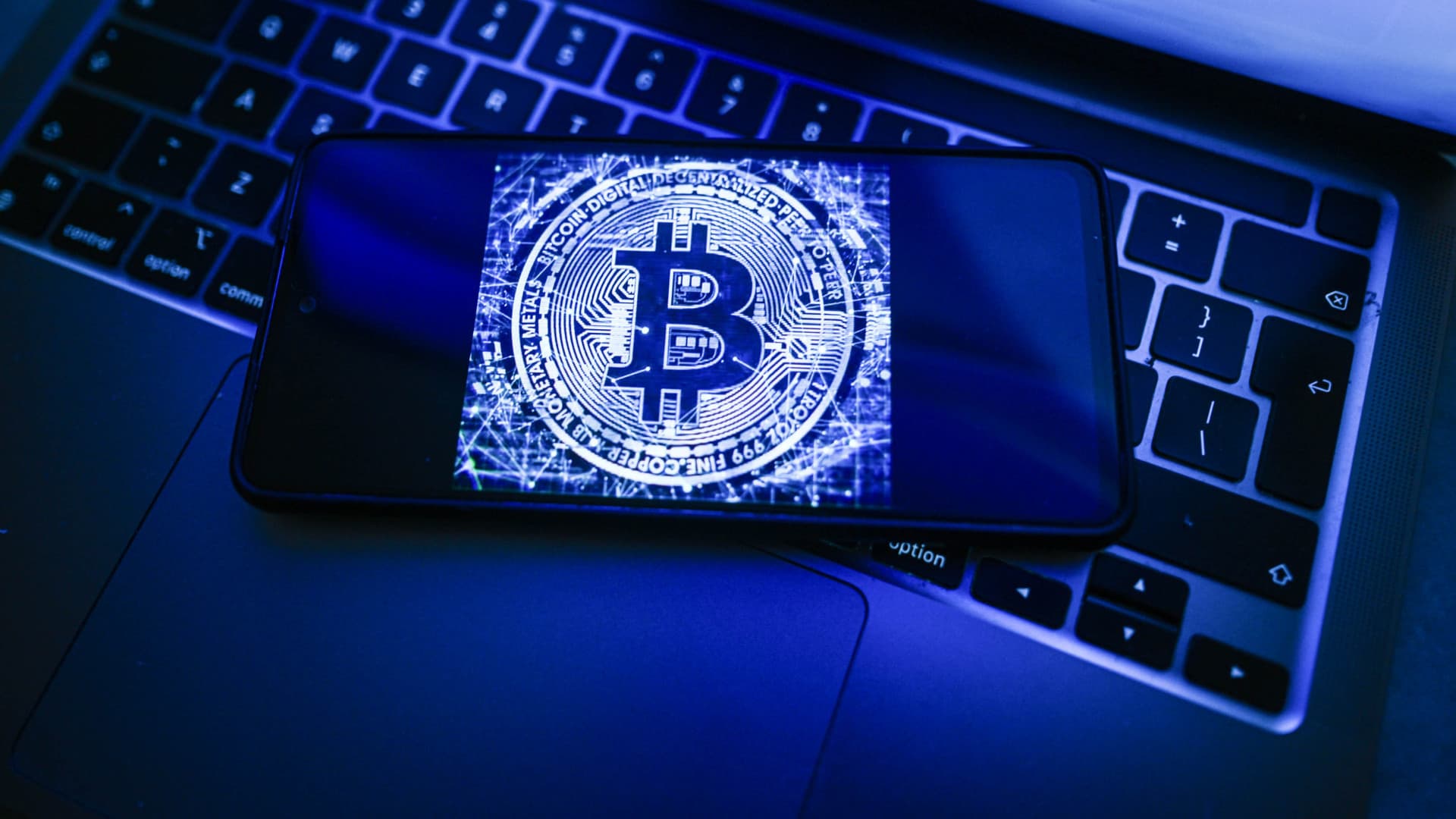 Menekül a pénz a bitcoin ETF-ekből, hat hete nem volt ilyen eladási hullám